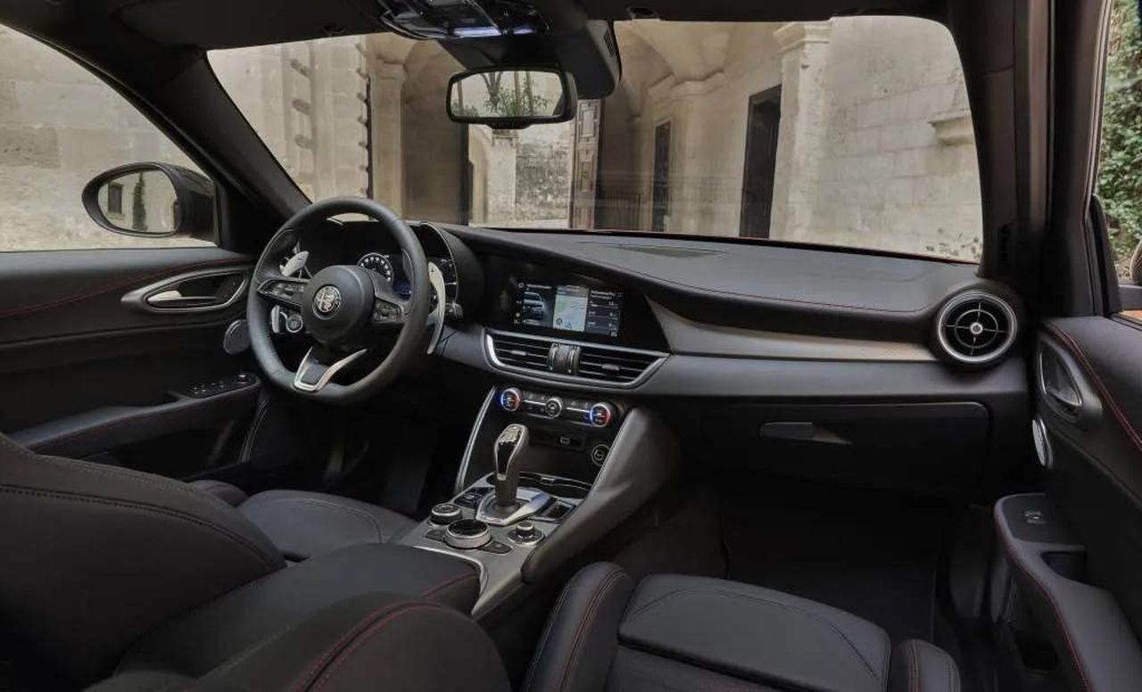Modifiche_alla_Gamma_Giulia_per_il_2025_C3RWbaEwTb - Veicoli24 source:MotorAuthority - Modifiche alla Gamma Giulia per il 2025 - 2025 Alfa Romeo Giulia