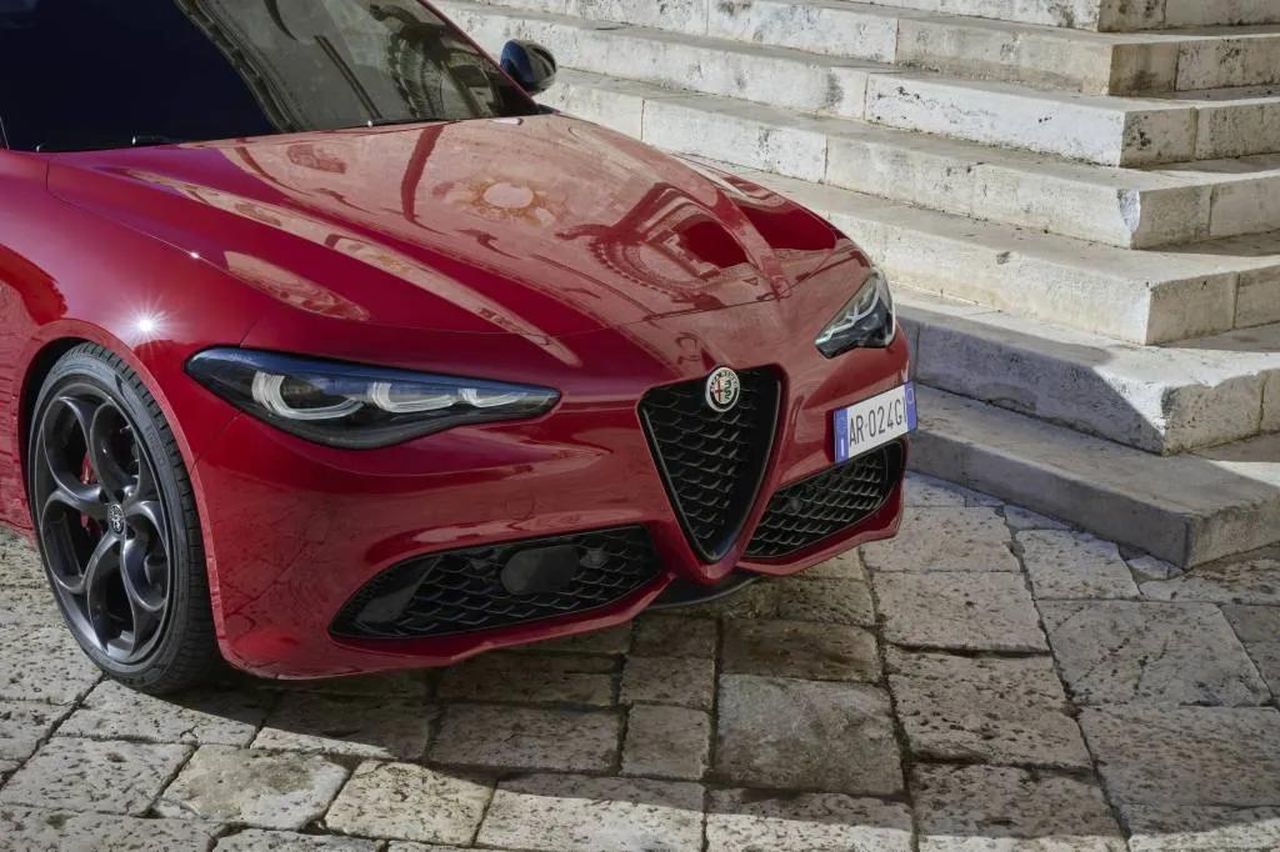 Modifiche_alla_Gamma_Giulia_per_il_2025_G3xWWdP3Eg - Veicoli24 source:MotorAuthority - Modifiche alla Gamma Giulia per il 2025 - 2025 Alfa Romeo Giulia