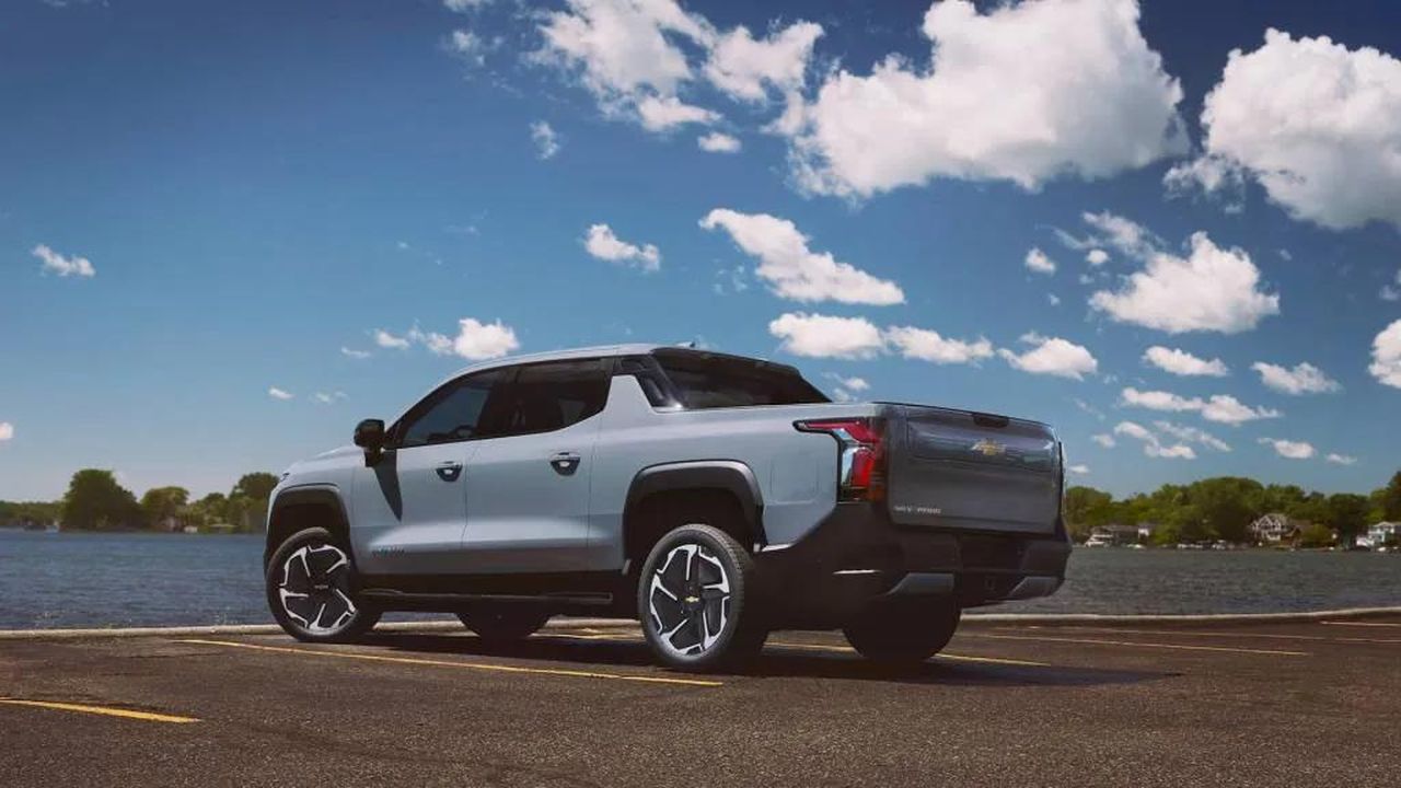Novit_per_la_Silverado_EV_2025_RU2NHEeJn1 - Veicoli24 source:GreenCarReports - Novità per la Silverado EV 2025 - 2025 Chevrolet Silverado EV LT
