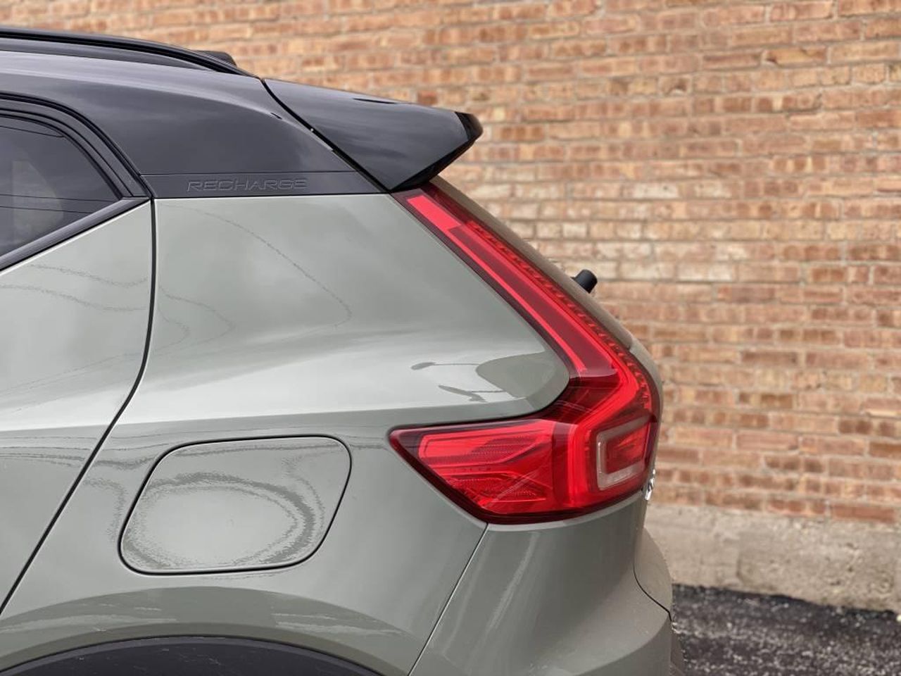 Nuovi_nomi_per_i_modelli_elettrici_Volvo_LACyrC2k0O - Veicoli24 source:MotorAuthority - Nuovi nomi per i modelli elettrici Volvo - 2024 Volvo XC40 Recharge