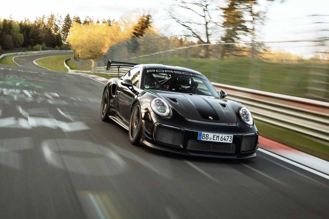 source:MotorAuthority - Nuovo pacchetto di aggiornamento Manthey-Racing per la Porsche 911 GT2 RS