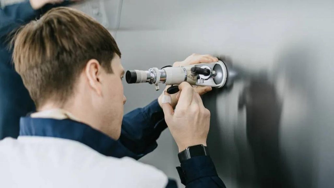 Opzioni_di_colore_illimitate_e_riduzione_delle_emissioni_srhdudvgZP - Veicoli24 Opzioni di colore illimitate e riduzione delle emissioni - Ispezione della verniciatura JLR