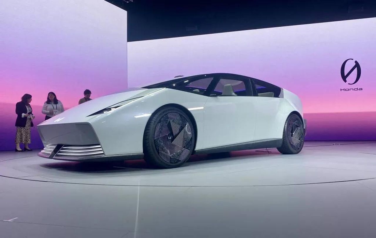 Piani_di_Honda_per_unauto_elettrica_economica_KnqE6Pt5WG - Veicoli24 Piani di Honda per un'auto elettrica economica - Prototipo Honda 0 Saloon