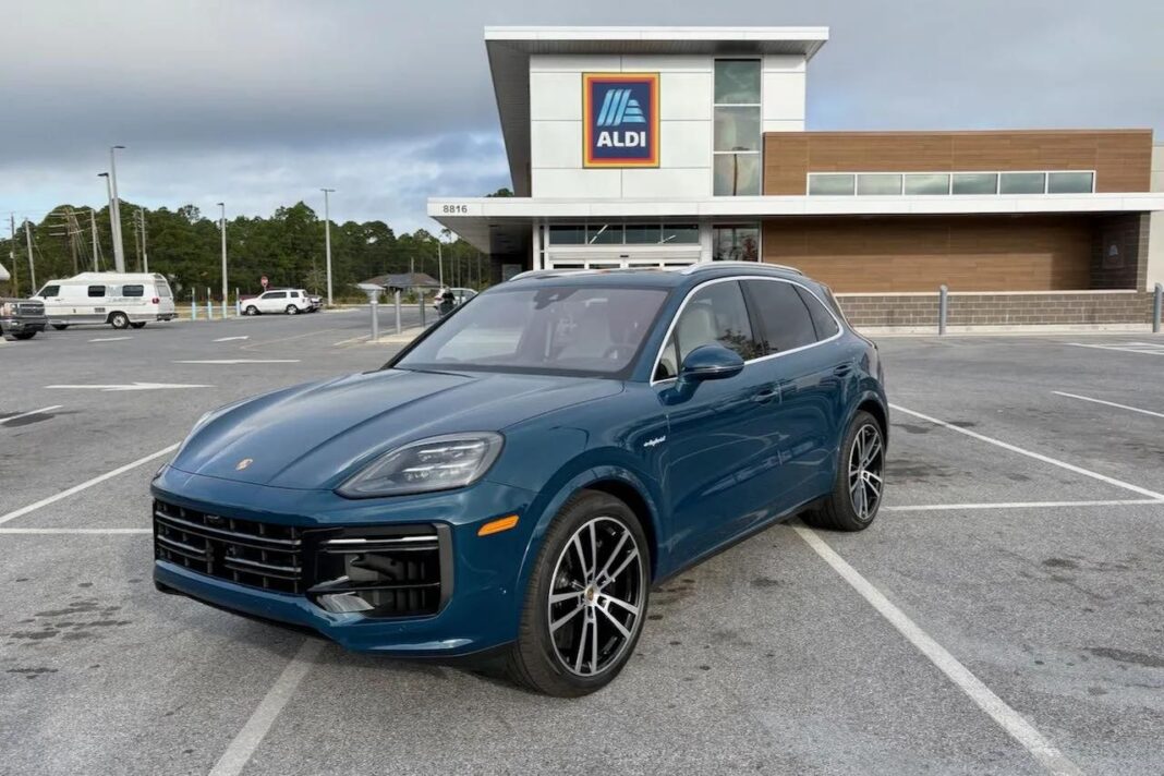 source:GreenCarReports - Porsche Cayenne Turbo E-Hybrid: Un SUV di lusso con potenza ibrida