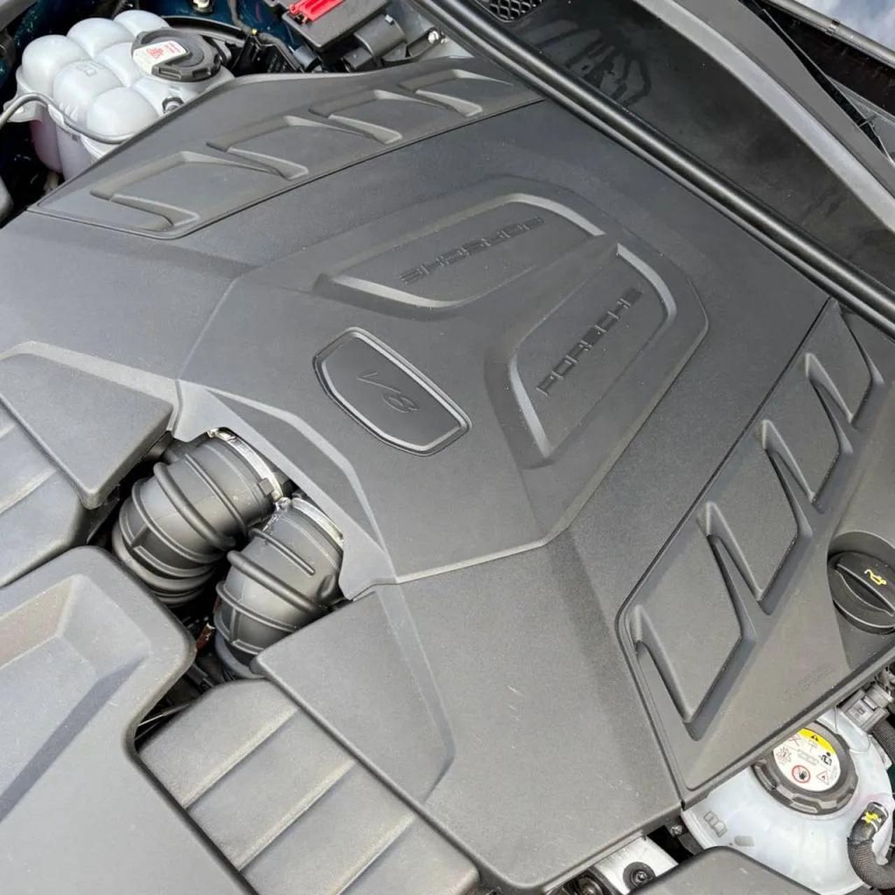 Porsche_Cayenne_Turbo_EHybrid_un_SUV_di_lusso_ssO351hLMO - Veicoli24 source:GreenCarReports - Porsche Cayenne Turbo E-Hybrid: un SUV di lusso - 2025 Porsche Cayenne Turbo E-Hybrid test drive review