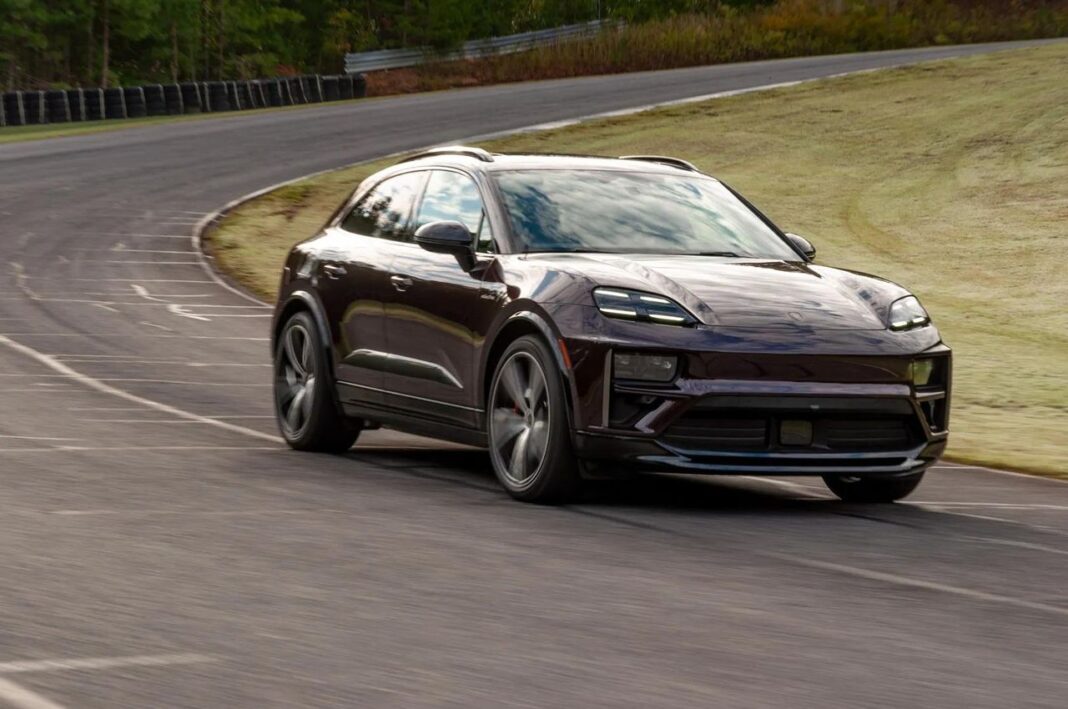 source:MotorAuthority - Porsche valuta una nuova generazione di Macan a benzina