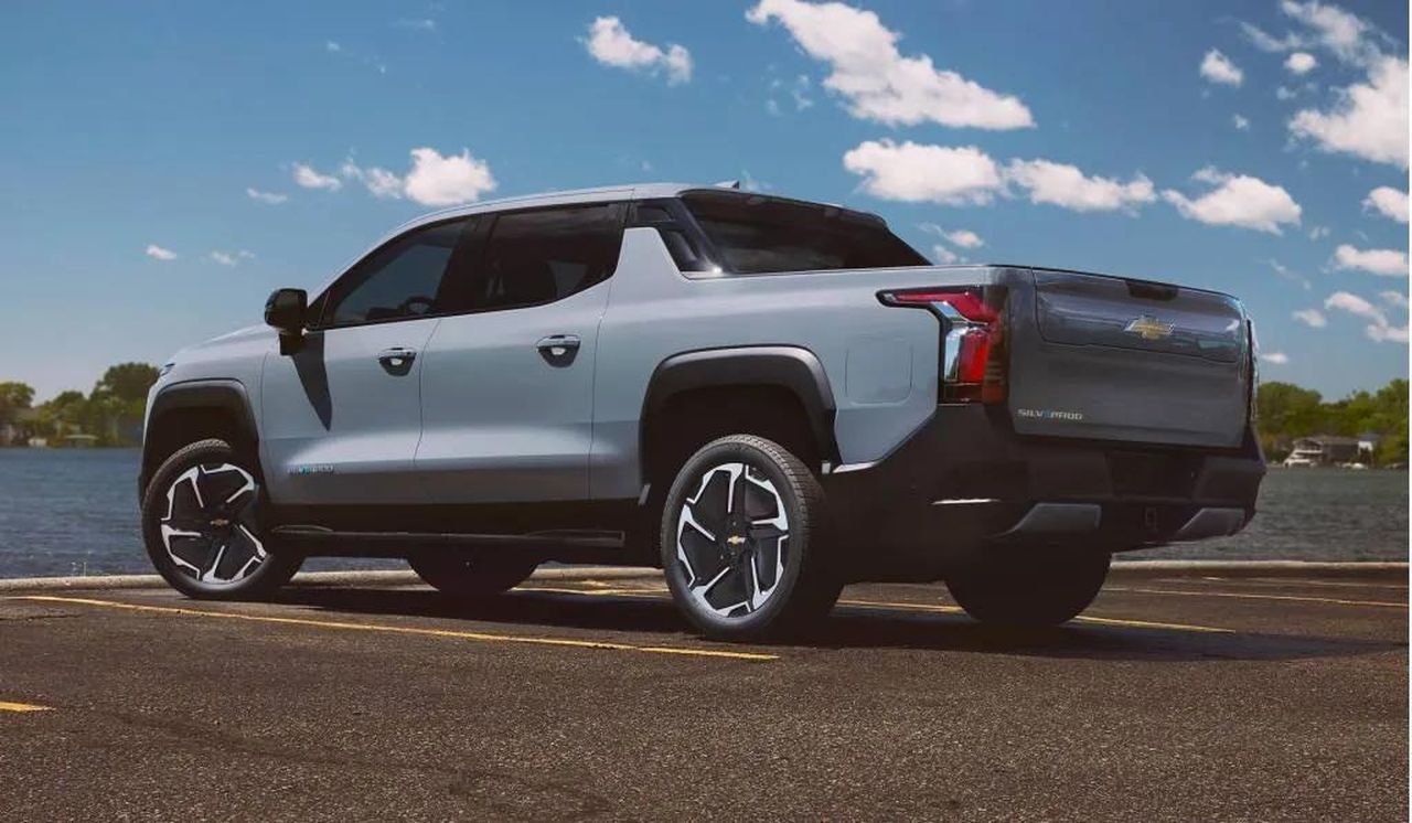 Prestazioni_e_Capacit_di_Trazione_PGSoZOu7qK - Veicoli24 source:MotorAuthority - Prestazioni e Capacità di Trazione - 2025 Chevrolet Silverado EV
