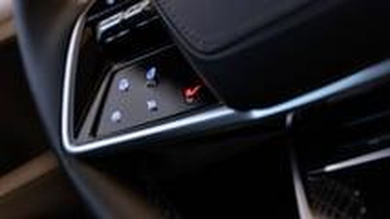 Prestazioni_e_Potenza_del_LyriqV_sjkoFDTdmt - Veicoli24 Prestazioni e Potenza del Lyriq-V - Pulsanti montati sul volante del Cadillac Lyriq-V