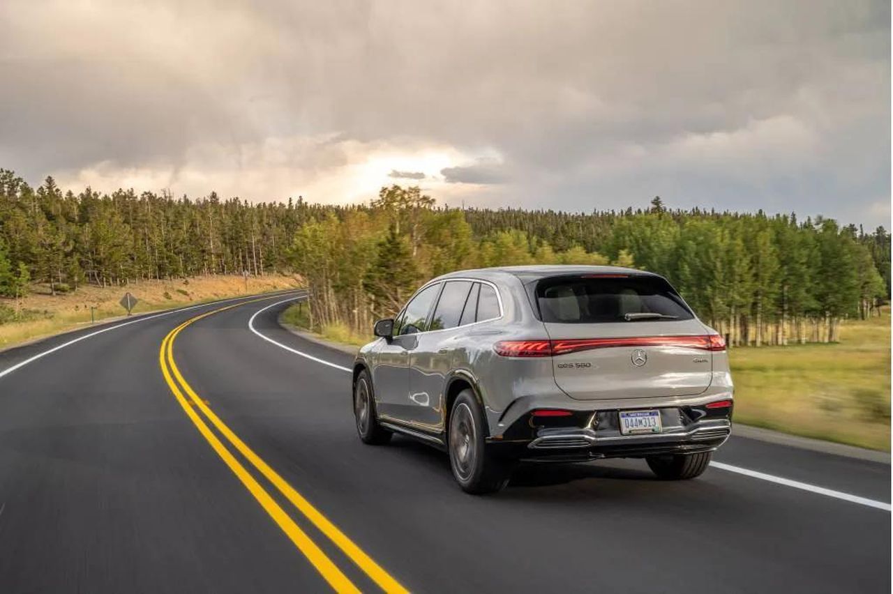 Prezzi_e_Modelli_del_2025_EQS_SUV_ZB0rw05WLz - Veicoli24 source:GreenCarReports - Prezzi e Modelli del 2025 EQS SUV - 2025 Mercedes-Benz EQS SUV