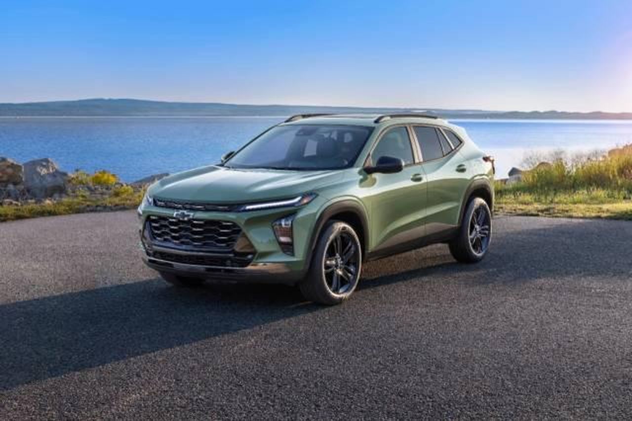 Prezzi_e_allestimenti_di_Chevrolet_Trax_e_TrailBlazer_bo7n3u0SUB - Veicoli24 source:TheCarConnection - Prezzi e allestimenti di Chevrolet Trax e TrailBlazer - 2024 Chevrolet Trax