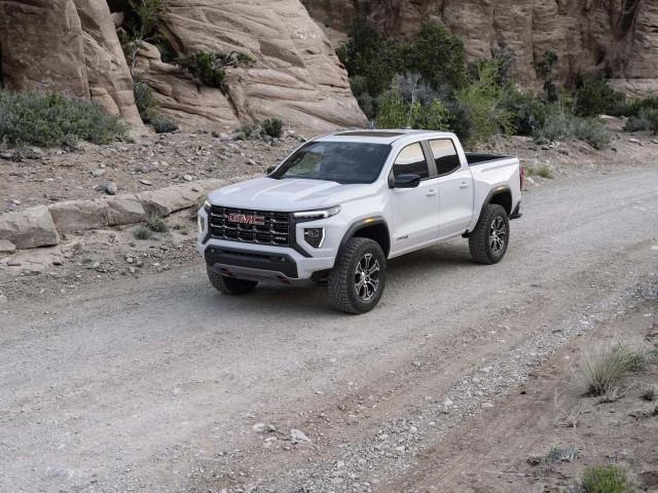 Prezzi_e_allestimenti_di_Chevy_Colorado_e_GMC_Canyon_CIFwxxedqv - Veicoli24 source:TheCarConnection - Prezzi e allestimenti di Chevy Colorado e GMC Canyon - 2023 GMC Canyon AT4