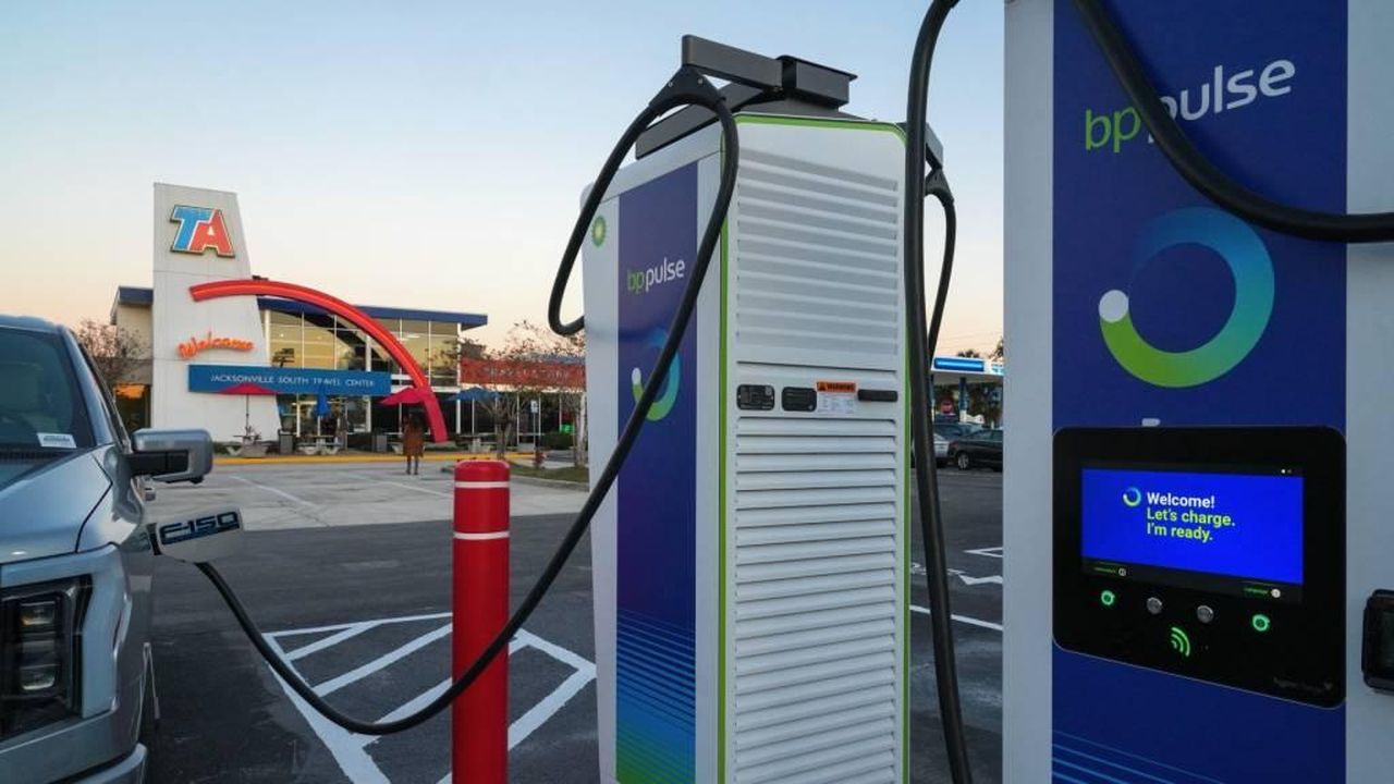 Primo_hub_di_ricarica_a_Jacksonville_Florida_GxpNjeGcQC - Veicoli24 Primo hub di ricarica a Jacksonville, Florida - BP Pulse EV fast-chargers presso TravelCenters of America