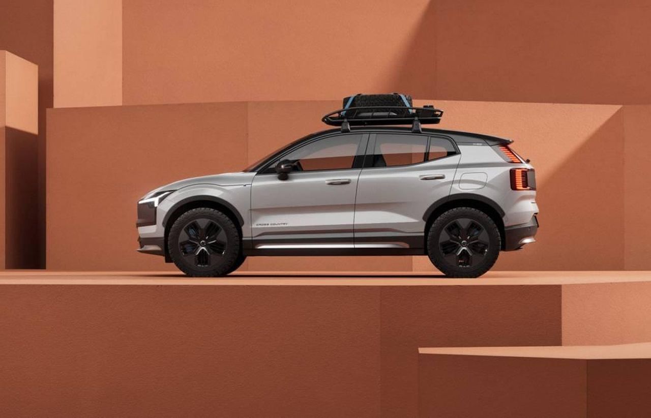Produzione_e_disponibilit_della_EX30_anW3AeVJP2 - Veicoli24 source:GreenCarReports - Produzione e disponibilità della EX30 - 2025 Volvo EX30 Cross Country