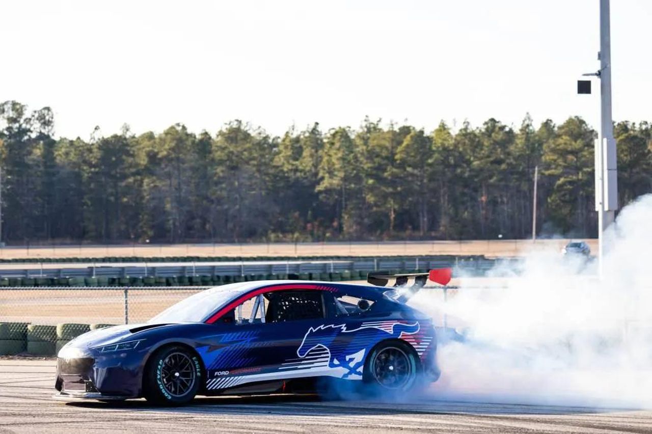 Prototipo_MachE_e_specifiche_NASCAR_FHzyMnzzRo - Veicoli24 Prototipo Mach-E e specifiche NASCAR - Prototipo NASCAR della Ford Mustang Mach-E
