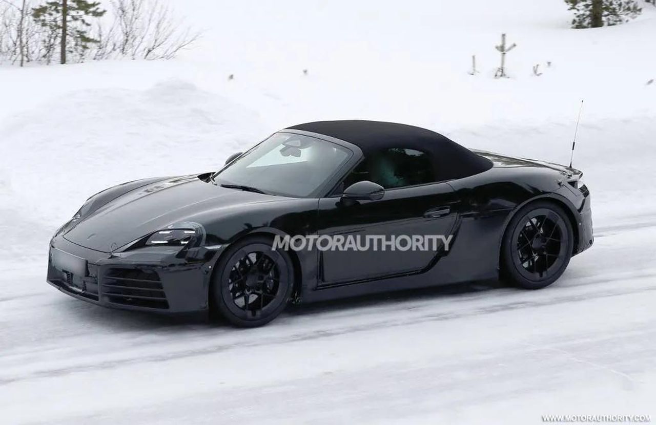 Prototipo_del_718_Cayman_elettrico_avvistato_dHxbLwrxcL - Veicoli24 Prototipo del 718 Cayman elettrico avvistato - Spy shots del 2026 Porsche 718 Boxster EV