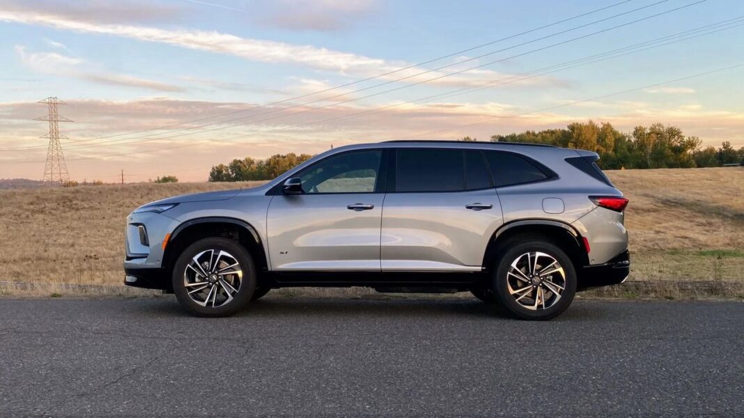 source:TheCarConnection - Recensione Esperta della Buick Enclave 2025