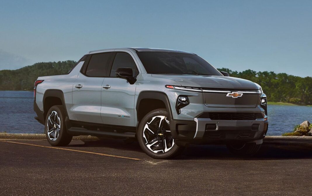 source:TheCarConnection - Recensione Esperta della Chevrolet Silverado EV 2025