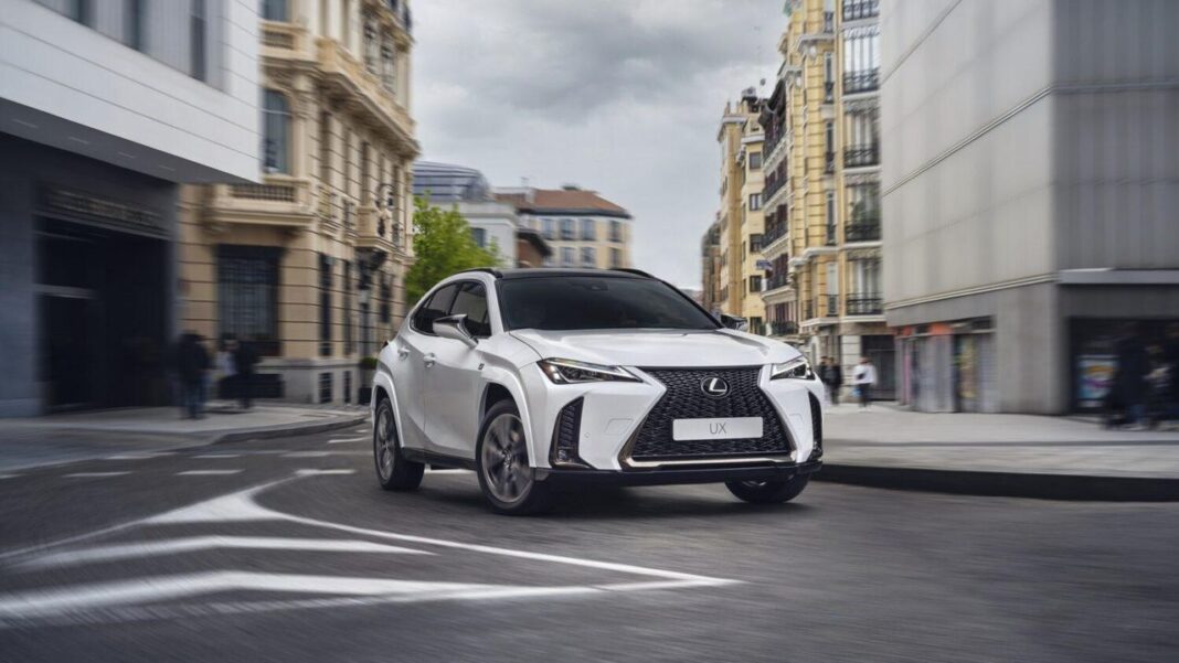 source:TheCarConnection - Recensione Esperta della Lexus UX 300h 2025