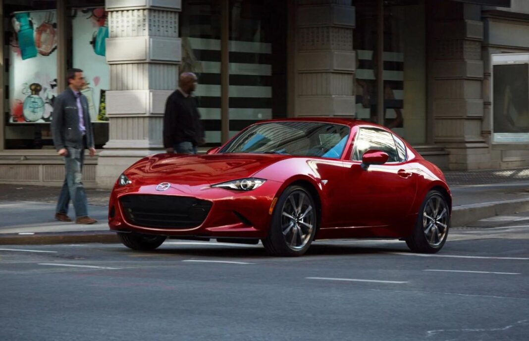 source:TheCarConnection - Recensione Esperta della Mazda MX-5 Miata 2025