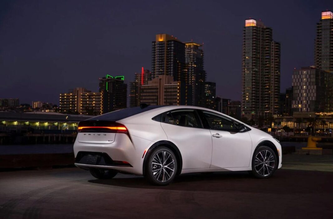 source:TheCarConnection - Recensione Esperta della Toyota Prius 2025