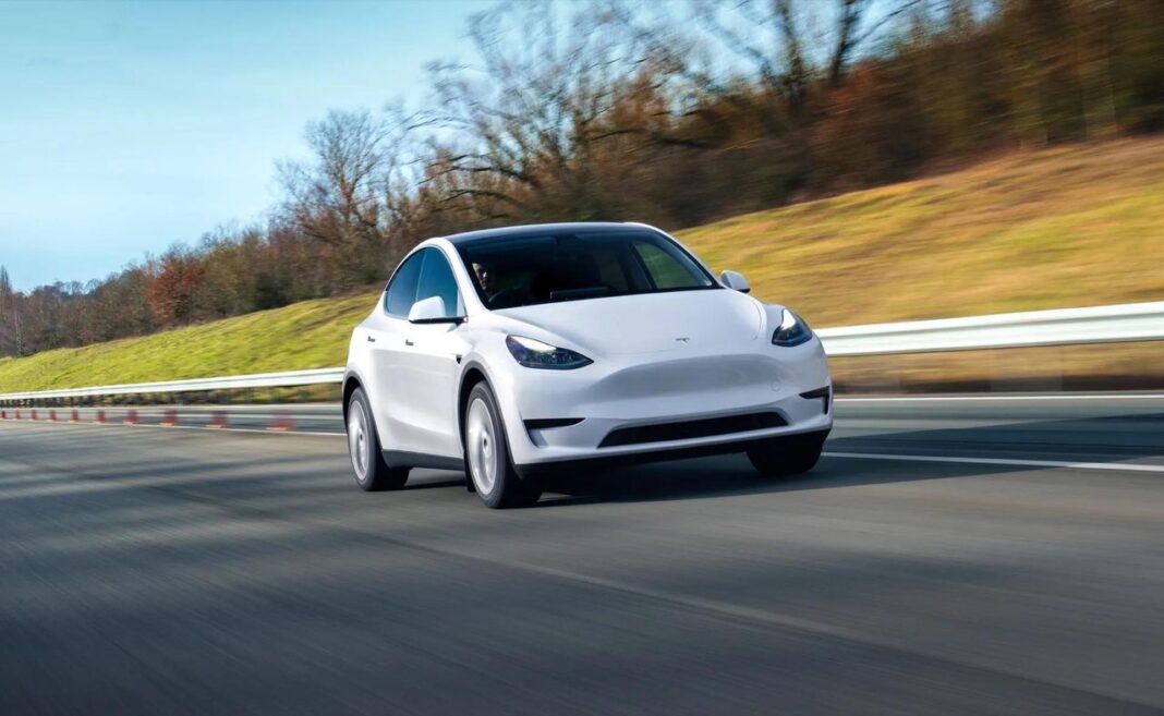 source:TheCarConnection - Richiamo di 239.382 veicoli elettrici Tesla per problemi alla telecamera posteriore