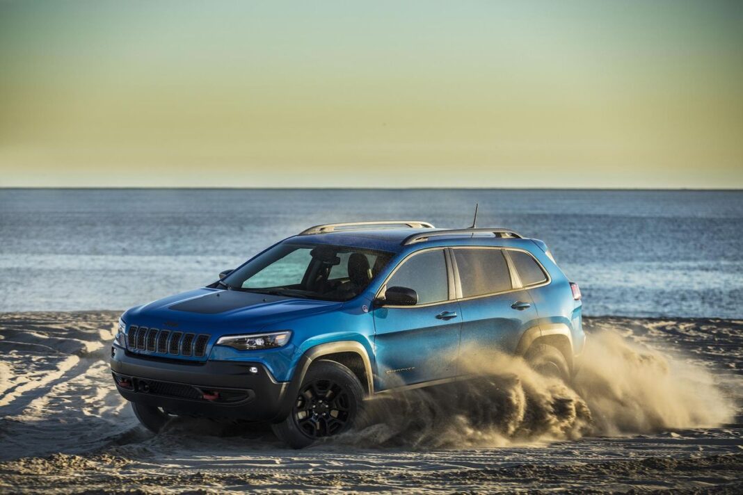 Informazioni per i proprietari Richiamo di 63.082 Jeep Cherokee per problemi con il Power Transfer Unit