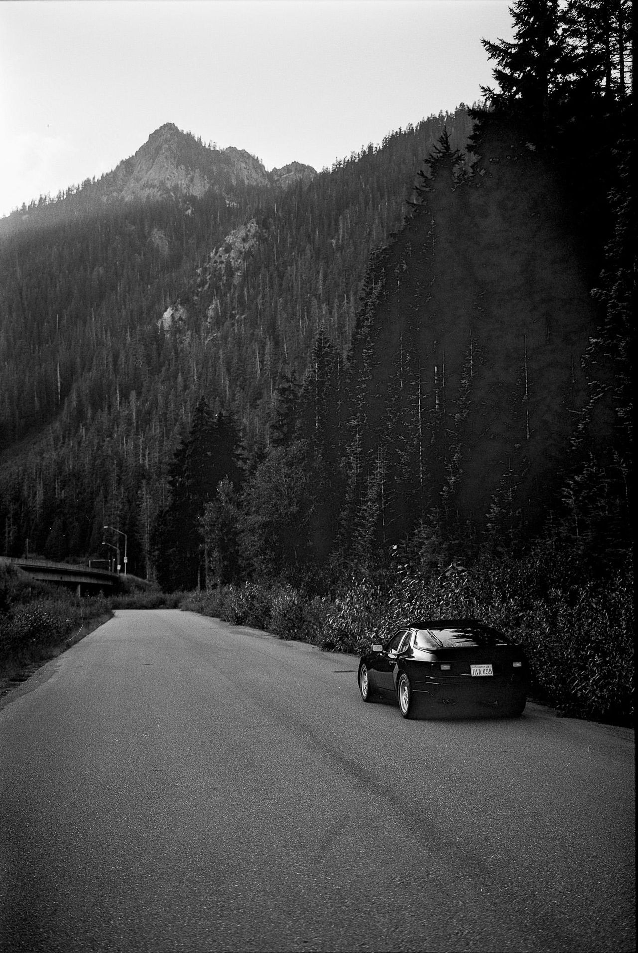 Scatti_in_Bianco_e_Nero_UnEsperienza_Unica_uRSLa1y5bZ - Veicoli24 source:motor1 - Scatti in Bianco e Nero: Un'Esperienza Unica - scatto in bianco e nero della Porsche 944 Turbo