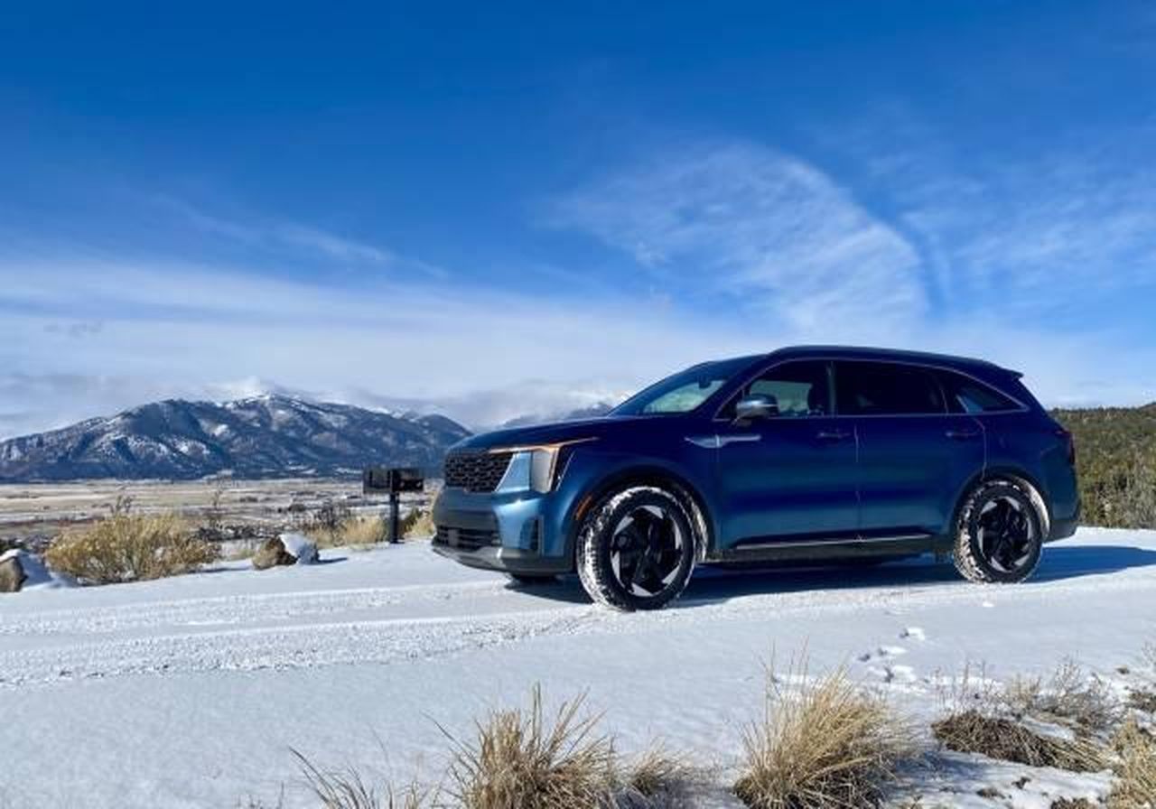 Sistema_AWD_della_Kia_Sorento_Hybrid_per_neve_e_ghiaccio_K0Ws9UISD3 - Veicoli24 source:TheCarConnection - Sistema AWD della Kia Sorento Hybrid per neve e ghiaccio - 2025 Kia Sorento Hybrid