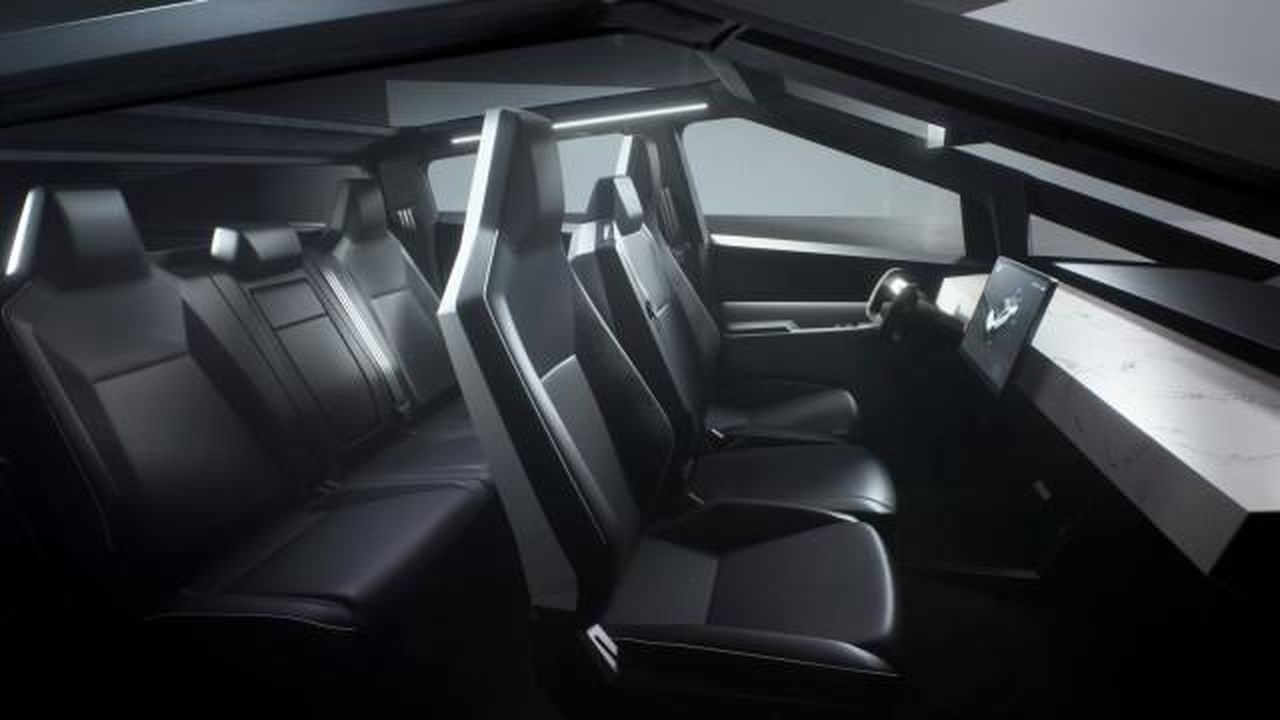 Tesla_Cybertruck_modelli_e_specifiche_IKaeKD3bpw - Veicoli24 source:TheCarConnection - Tesla Cybertruck: modelli e specifiche - Tesla Cybertruck prototype - Nov. 2019