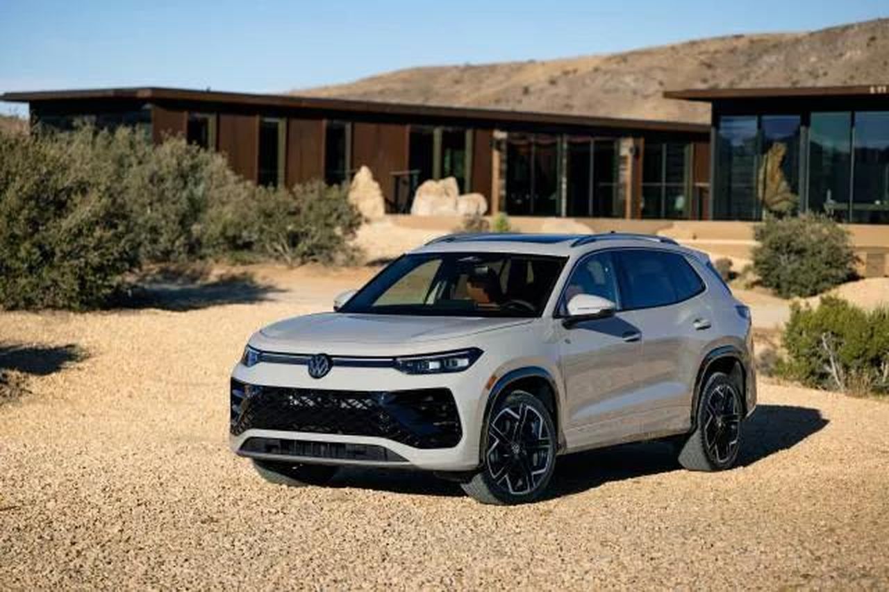 Tiguan_vs_RAV4_prezzi_e_caratteristiche_aPpSIMA7EX - Veicoli24 source:TheCarConnection - Tiguan vs. RAV4 prezzi e caratteristiche - 2025 Volkswagen Tiguan