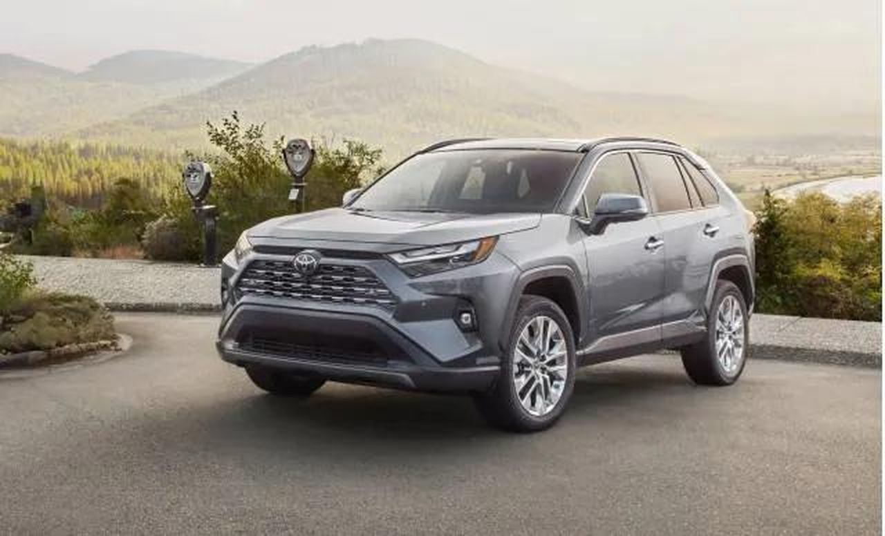 Tiguan_vs_RAV4_sicurezza_UEGXNF4PTd - Veicoli24 source:TheCarConnection - Tiguan vs. RAV4 sicurezza - 2025 Toyota RAV4