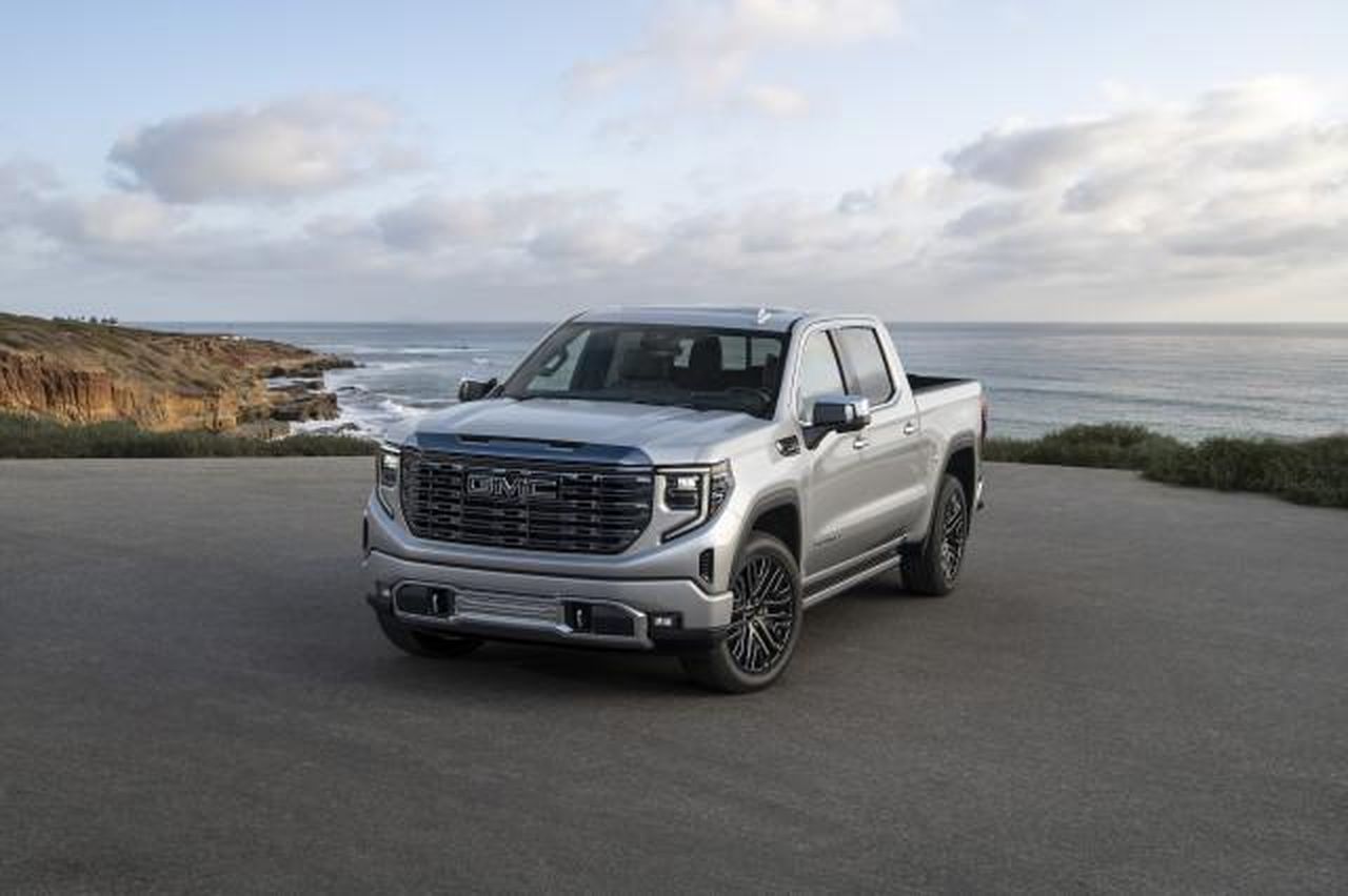 Trims_e_Prezzi_di_Sierra_e_Silverado_BjfdLLM0oT - Veicoli24 source:TheCarConnection - Trims e Prezzi di Sierra e Silverado - 2023 GMC Sierra 1500 Denali Ultimate