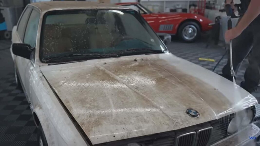 source:motor1 - Un BMW E30 Abbandonato in Fienile per 30 Anni: La Storia di un Restauro