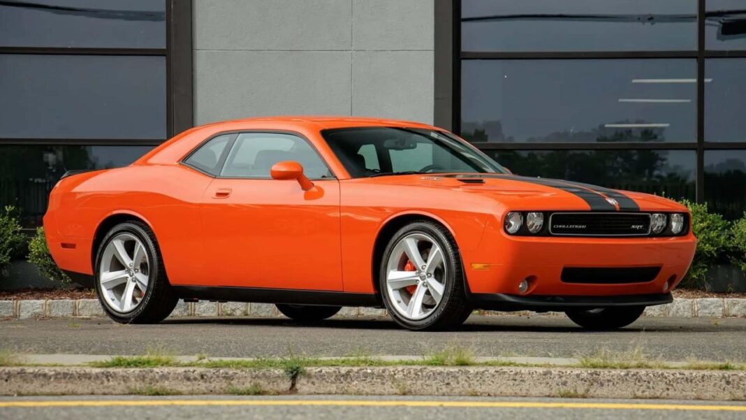 source:motor1 - Un Dodge Challenger SRT8 del 2009 con solo 1 miglio sul contachilometri