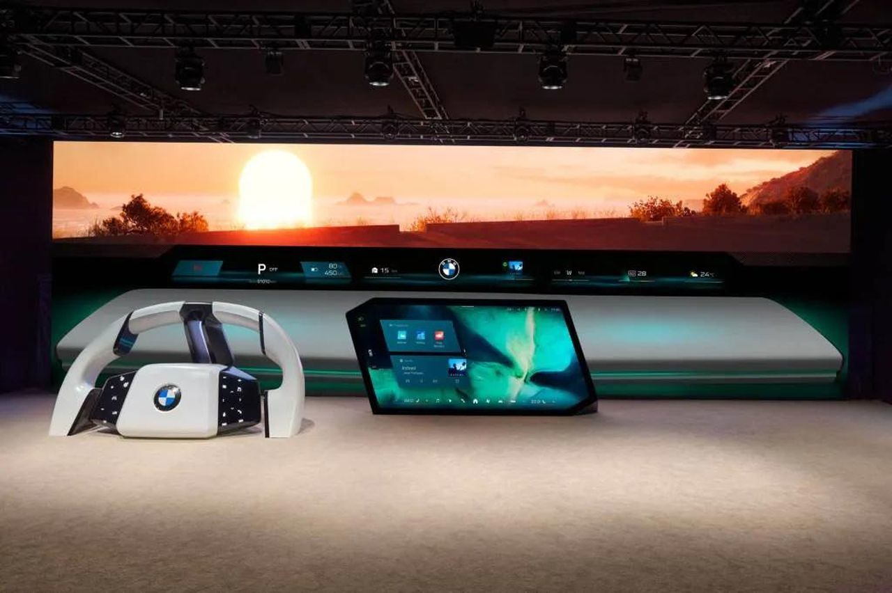 Un_interno_focalizzato_sul_conducente_6pVbIiniJy - Veicoli24 source:MotorAuthority - Un interno focalizzato sul conducente - BMW Panoramic iDrive