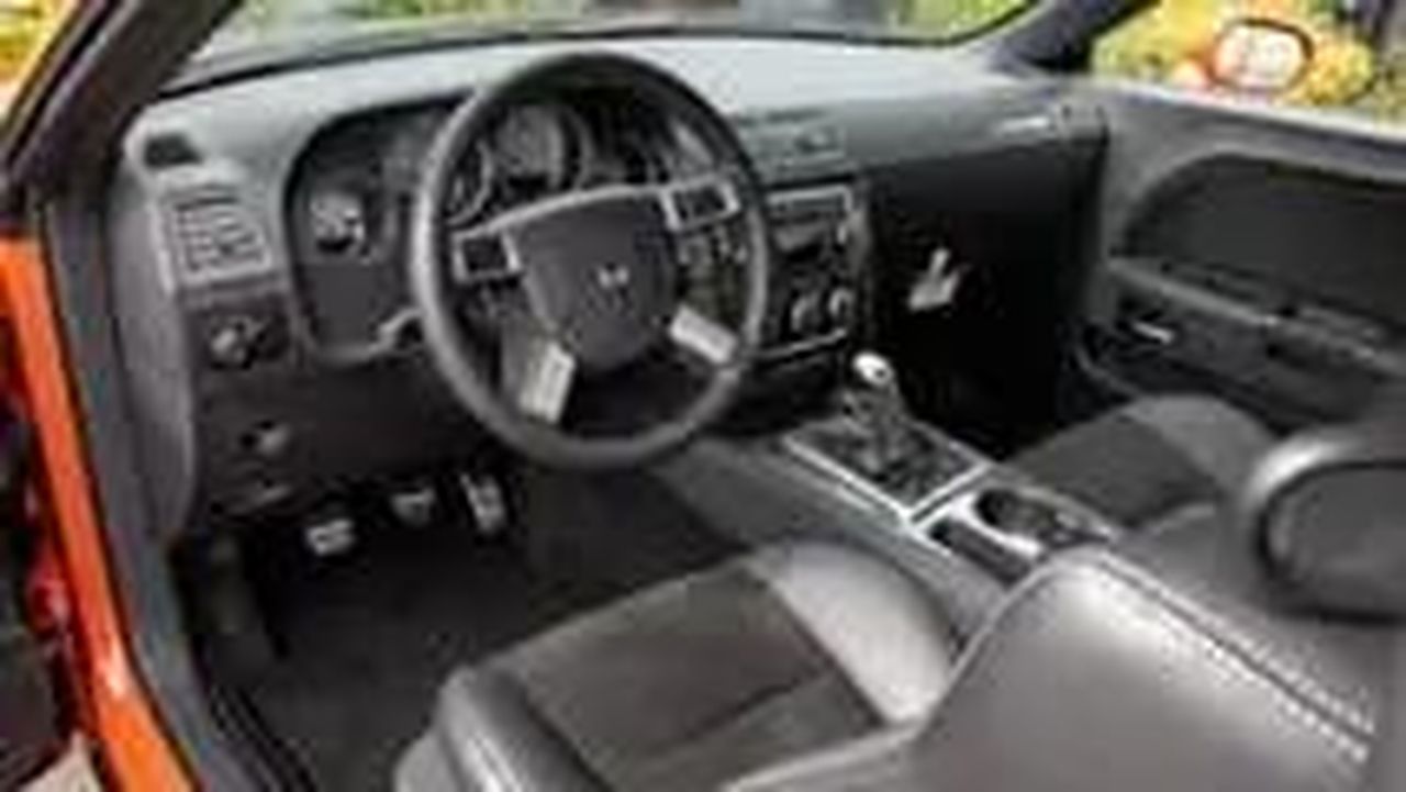 Unauto_da_collezione_con_chilometraggio_incredibile_bRKaVqj1Kv - Veicoli24 source:motor1 - Un'auto da collezione con chilometraggio incredibile - Dodge Challenger SRT8 del 2009 con 1 miglio sul contachilometri