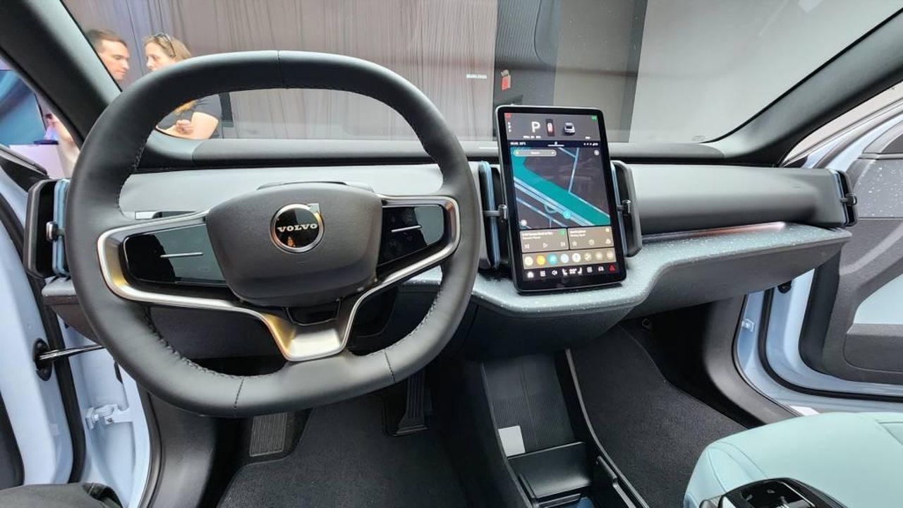Versioni_e_caratteristiche_della_EX30_Xgr7eZafkQ - Veicoli24 source:GreenCarReports - Versioni e caratteristiche della EX30 - 2025 Volvo EX30