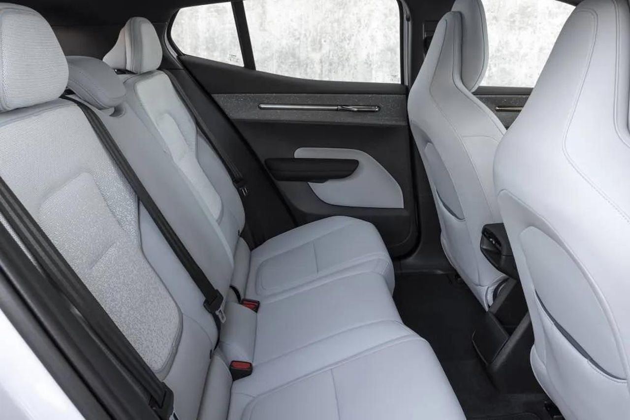 Versioni_e_caratteristiche_della_EX30_oJ7TBVpij7 - Veicoli24 source:GreenCarReports - Versioni e caratteristiche della EX30 - 2025 Volvo EX30 SUV elettrico (monomotore, Cloud Blue)