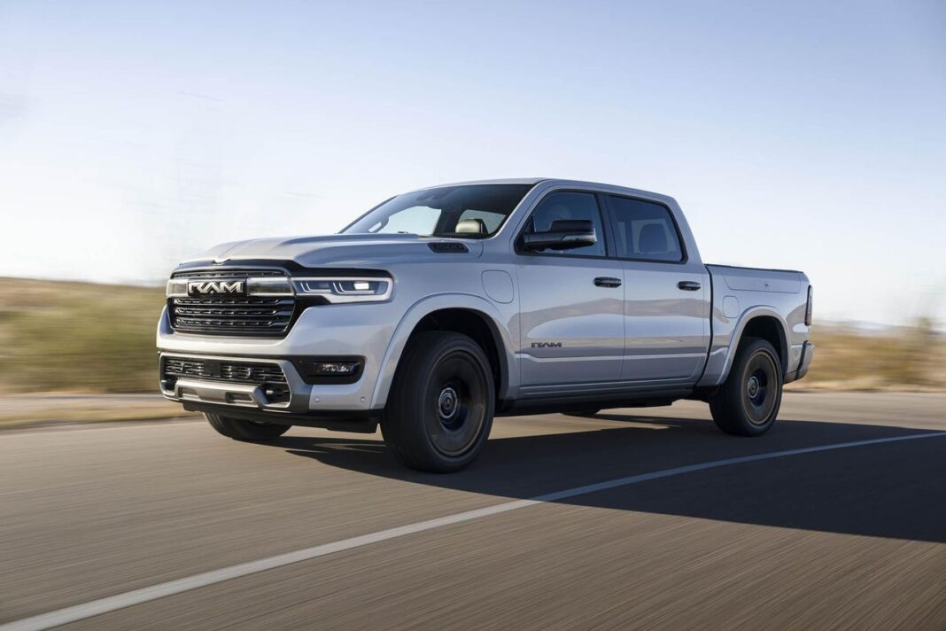 Quanto costerà il Ramcharger? 2026 Ram Ramcharger: il pickup ibrido plug-in con 690 miglia di autonomia
