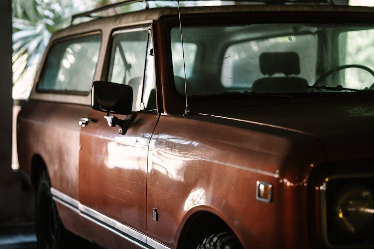 Aggiornamenti_e_futuro_della_GLSClass_pq3XwacjRb - Veicoli24 Source: Jvxhn Visuals - pexels - Close-up of a vintage SUV showcasing its retro design in a dimly lit indoor setting.
