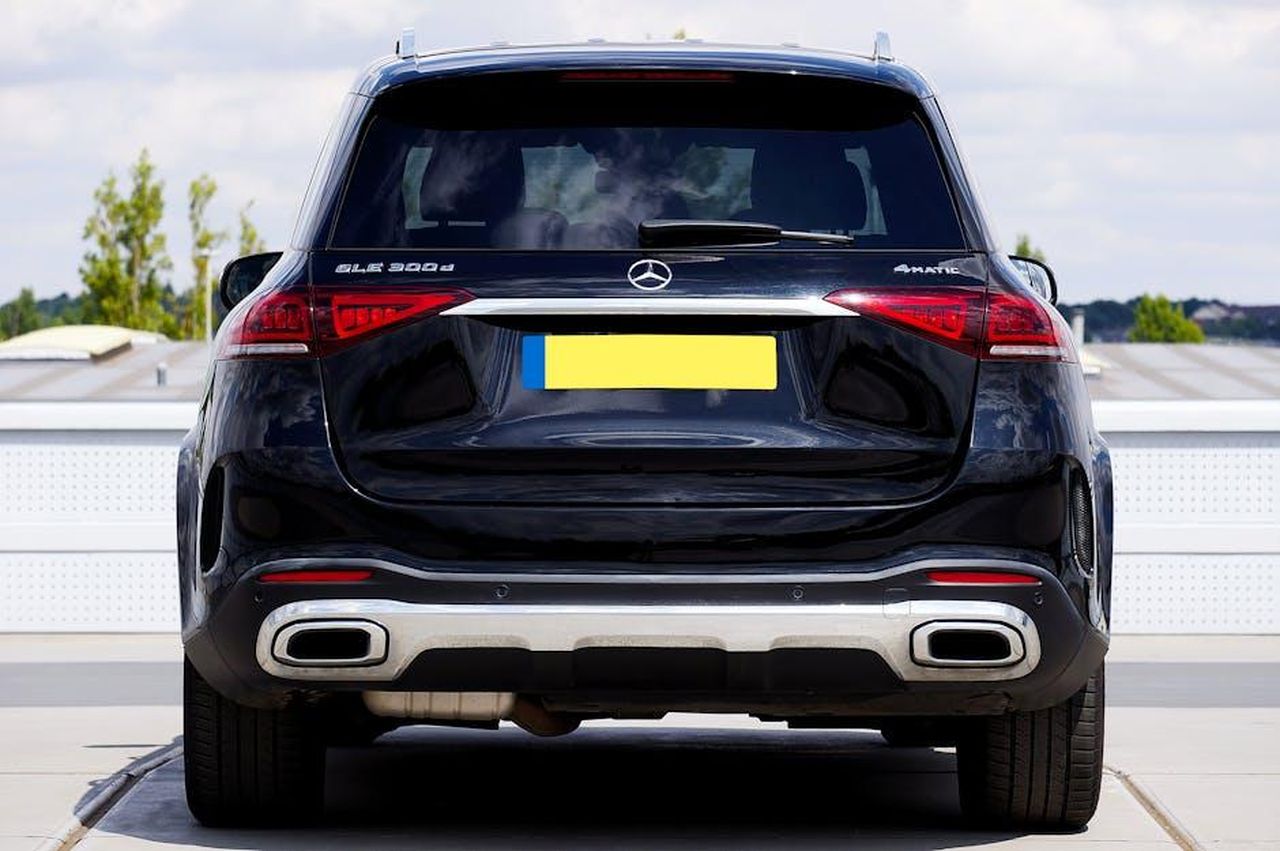 Aggiornamenti_estetici_e_tecnologici_per_il_GLEClass_IkXWYbDoUd - Veicoli24 Source: Mike Bird - pexels - Rear view of a luxury black Mercedes-Benz GLE SUV parked outdoors.