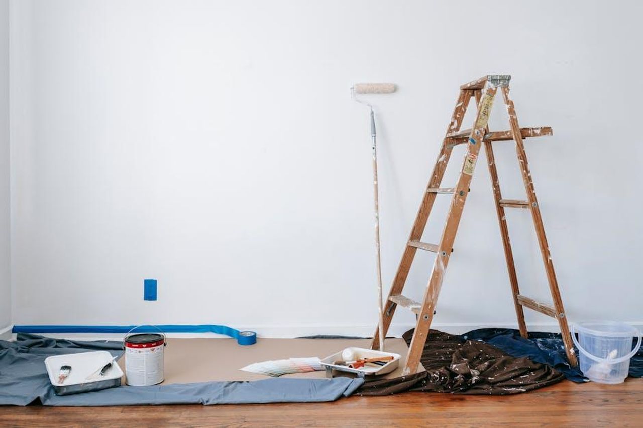 Aggiornamenti_per_i_proprietari_esistenti_di_Polestar_3_iaEPt4cJo7 - Veicoli24 Source: Blue Bird - pexels - A room prepared for renovation with a ladder, paint supplies, and drop cloth.