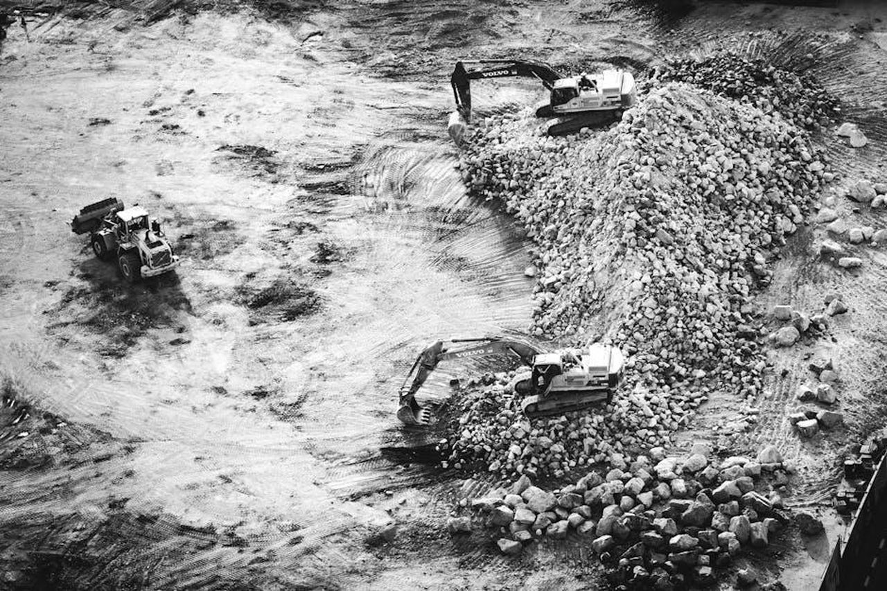 Aggiornamenti_per_lEX90_retrofit_della_stessa_potenza_di_calcolo_H5QTk0MFL3 - Veicoli24 Source: Aleksandar Pasaric - pexels - Aerial shot of machinery excavating rocks in a quarry in Dubai.