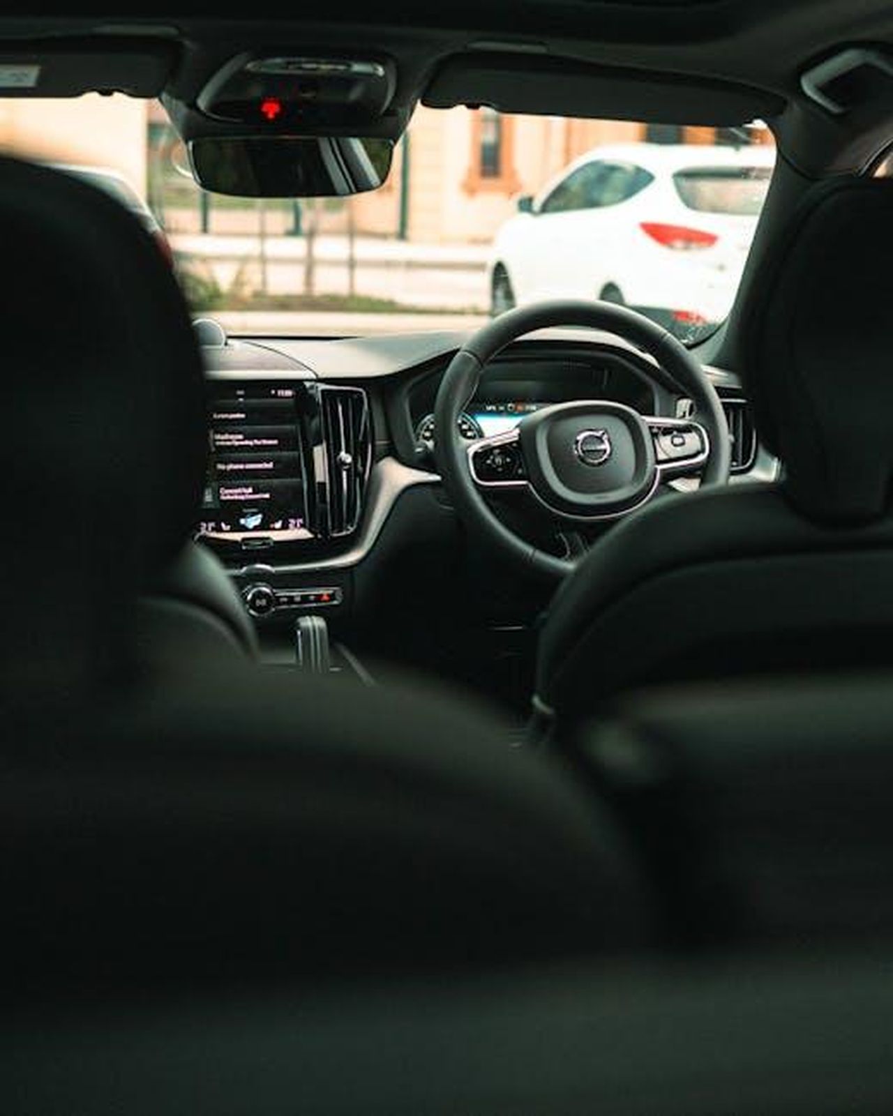 Aggiornamenti_significativi_per_il_Volvo_XC60_ah11AviKlo - Veicoli24 Source: Matt Jerome Connor - pexels - A vertical shot highlighting the elegant interior and steering of a Volvo XC60. Ideal for automotive enthusiasts.