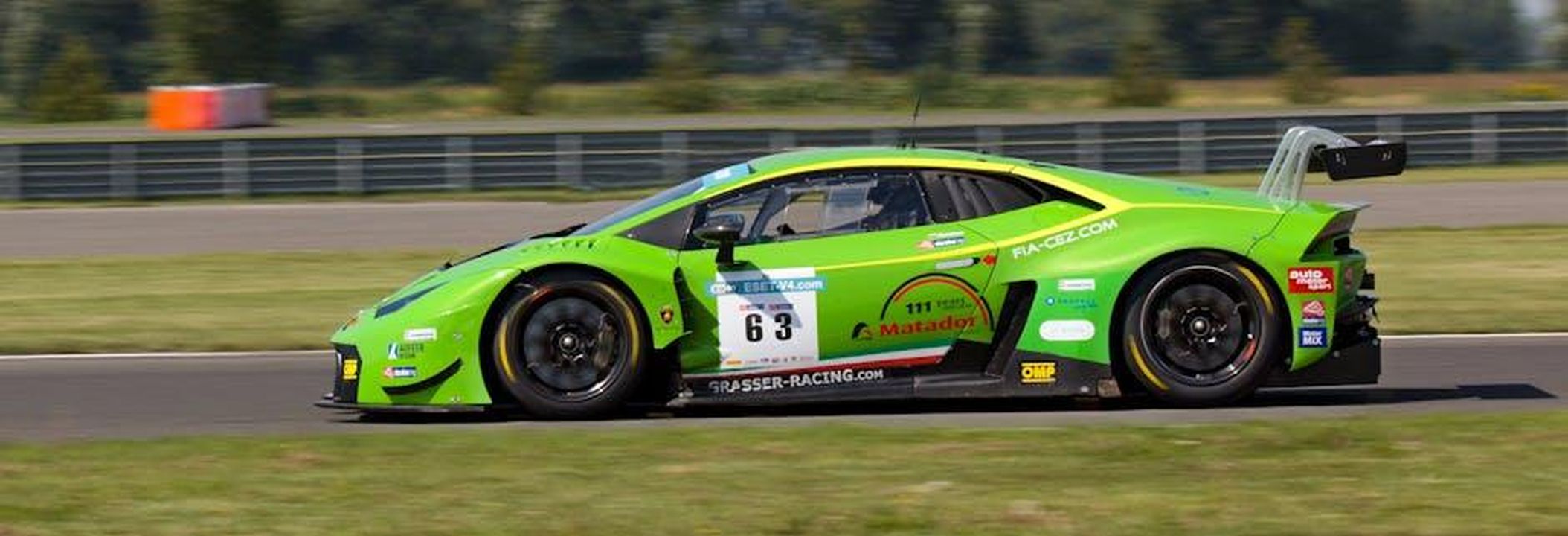 Akkodis_ASP_Team_e_la_competizione_in_LMGT3_yQZ5nySyBv - Veicoli24 Source: Daniel - pexels - High-speed green sports car racing on circuit track during daytime.