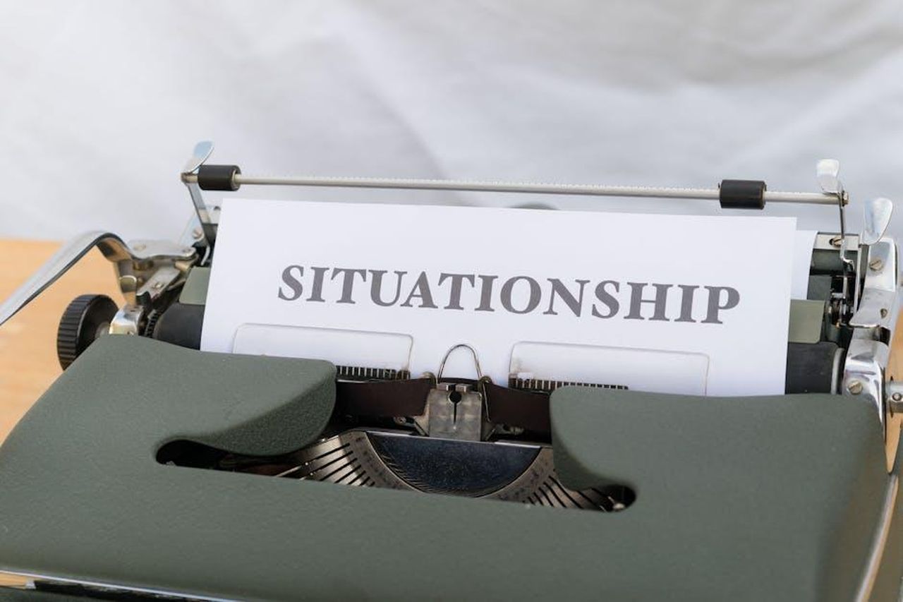 Allegati_dellarticolo_4uMxJ8IZpC - Veicoli24 Source: Markus Winkler - pexels - Close-up of a vintage typewriter with a paper titled 'Situationship'. Conceptual image.