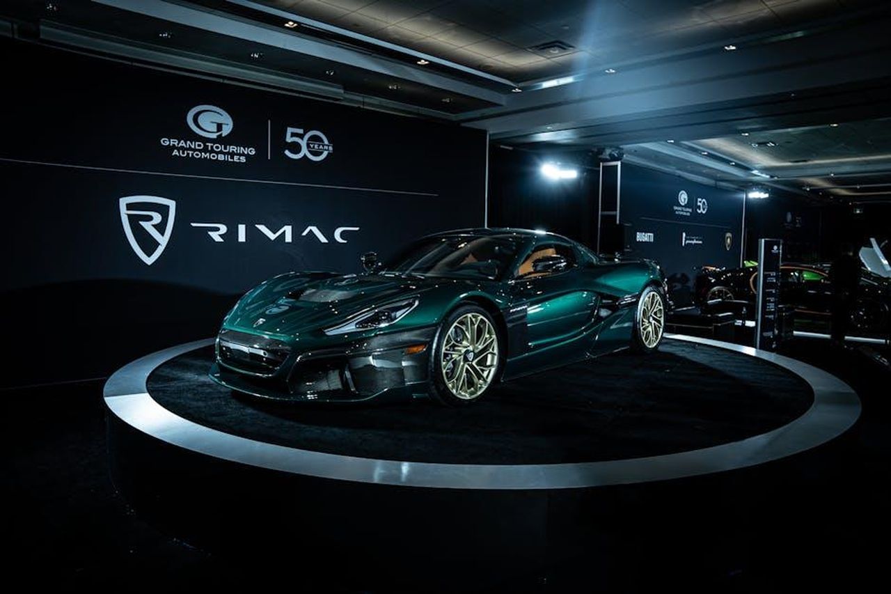 Alpine_e_MercedesBenz_nuove_offerte_773HFGJuRu - Veicoli24 Source: Jay Randhawa - pexels - A Rimac electric sports car on display at an automotive event, showcasing sleek design and innovation.
