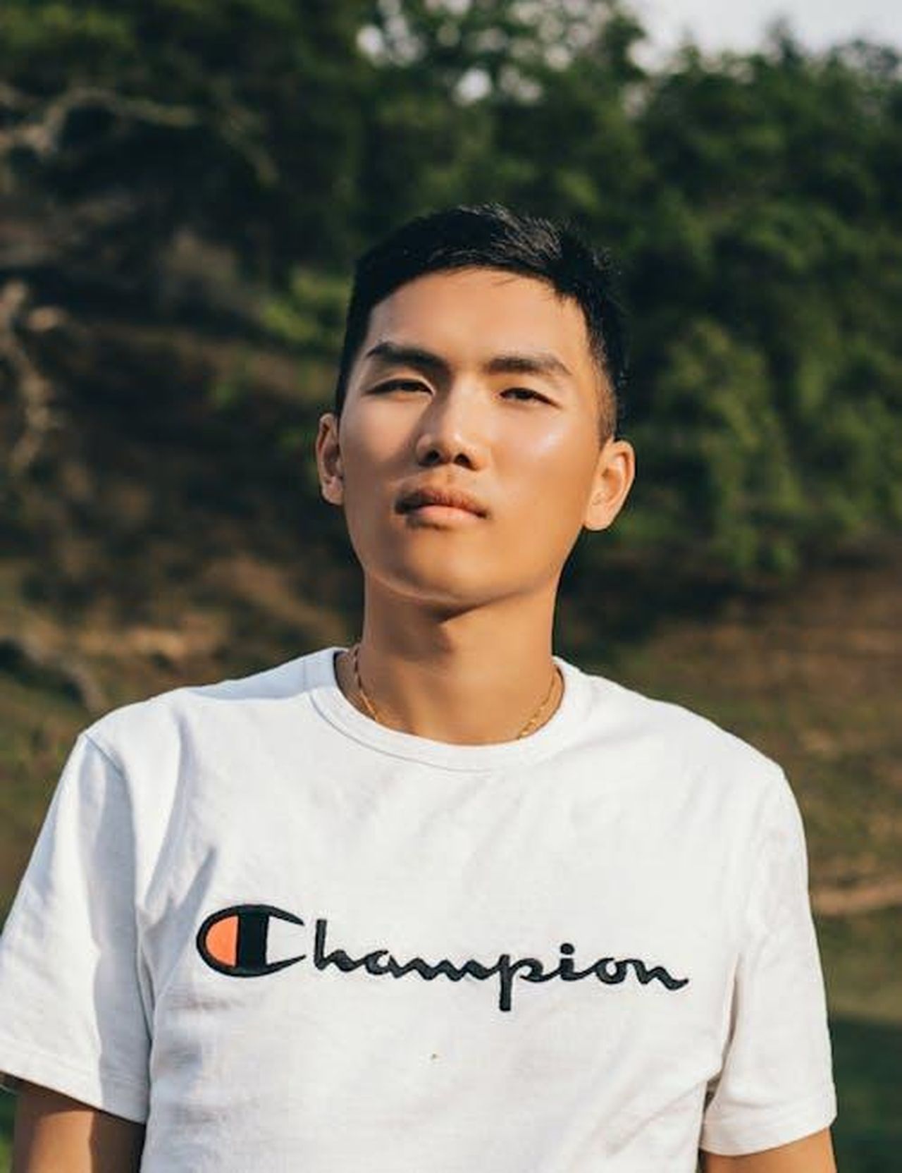 Altri_marchi_nel_mercato_EV_cinese_QH1xCmfzGT - Veicoli24 Source: Griffin Wooldridge - pexels - Young man posing outdoors in casual fashion with a relaxed expression.