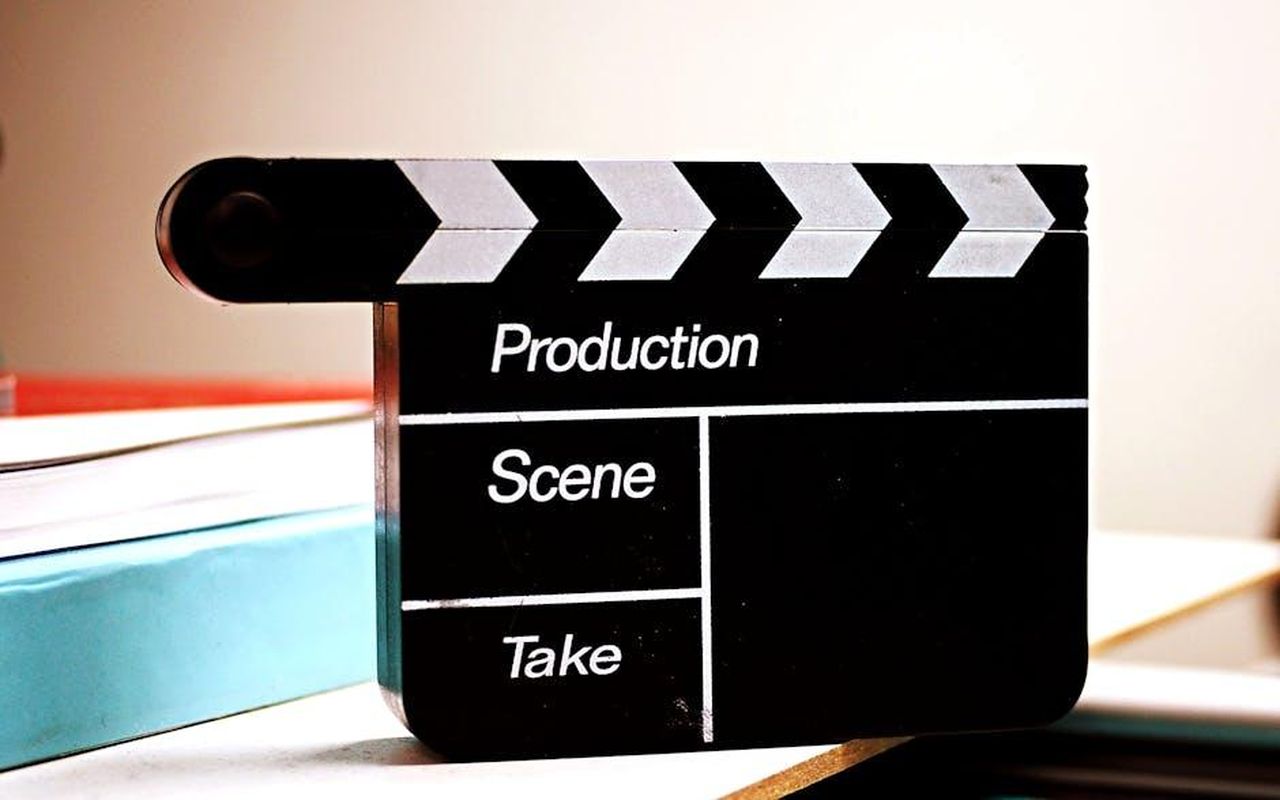 Altri_ruoli_di_Reynolds_nel_consiglio_gUIByoMJpE - Veicoli24 Source: Obregonia D. Toretto - pexels - Close-up of a film clapperboard on a desk, ideal for media and production themes.