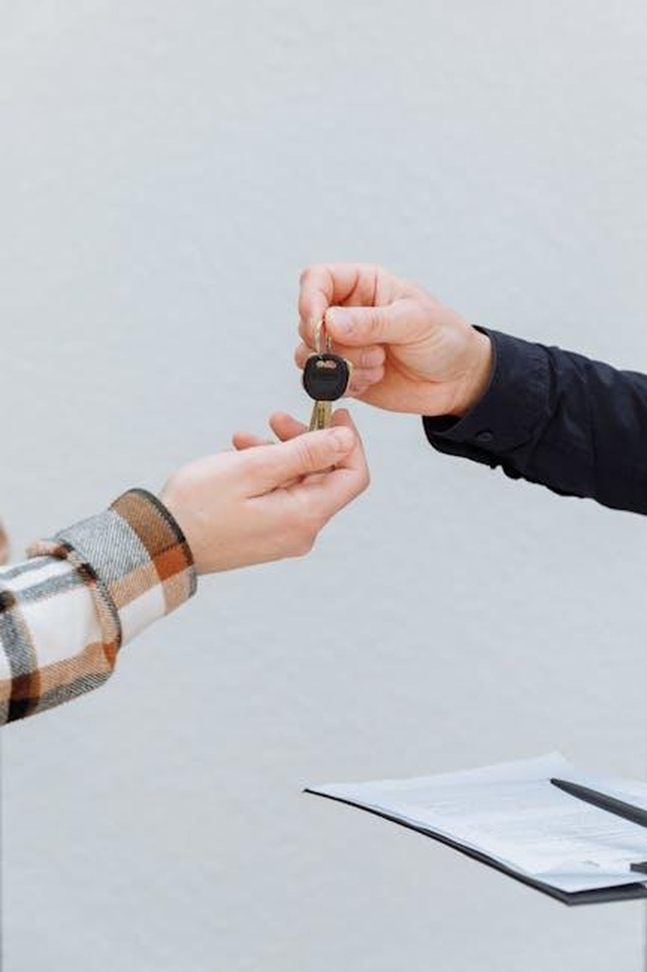 Altri_sviluppi_nel_settore_del_remarketing_vENNrj9qjT - Veicoli24 Source: Thirdman - pexels - Close-up of hands exchanging car keys, symbolizing a business transaction.